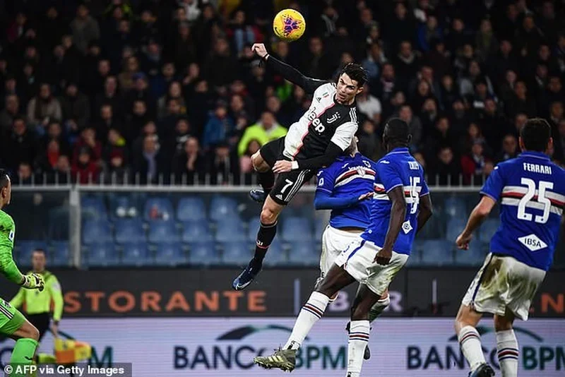 Cristiano Ronaldo thực hiện pha bật nhảy ghi bàn vào lưới Sampdoria năm 2019