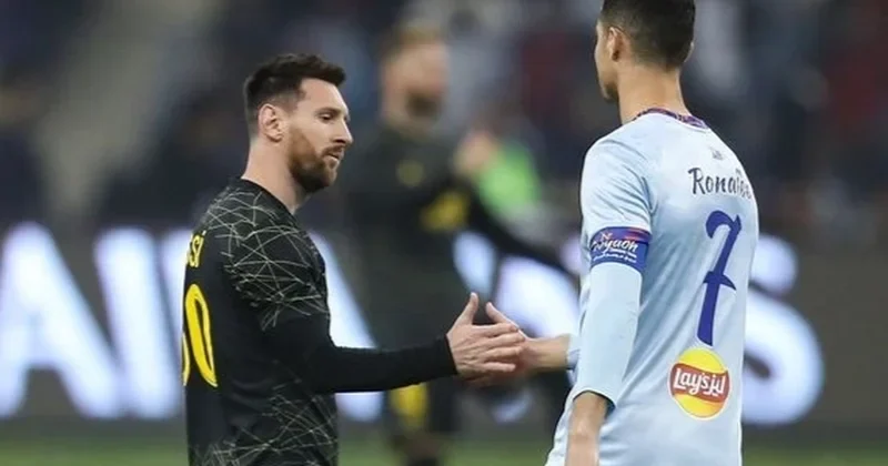 Lionel Messi và Cristiano Ronaldo với khả năng kiểm soát bóng và kỹ thuật xuất sắc.