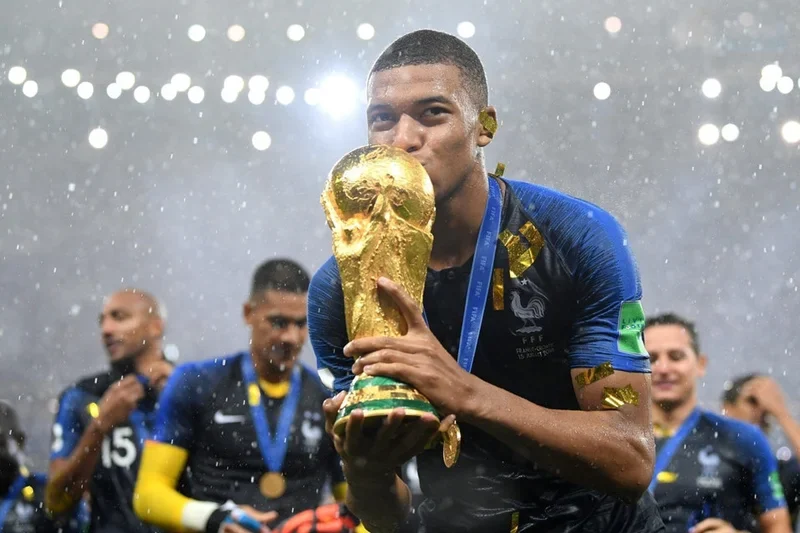 Kylian Mbappe nâng cao chức vô địch World Cup 2018.