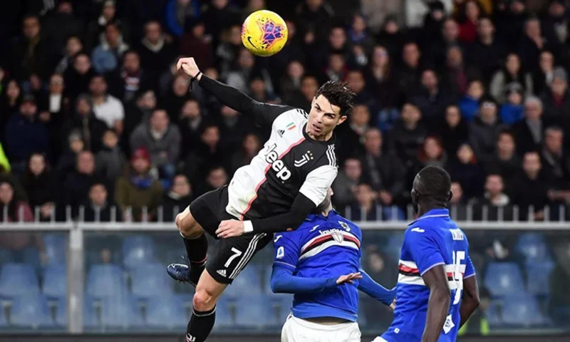 Cristiano Ronaldo bật nhảy đánh đầu ghi bàn vào lưới Sampdoria