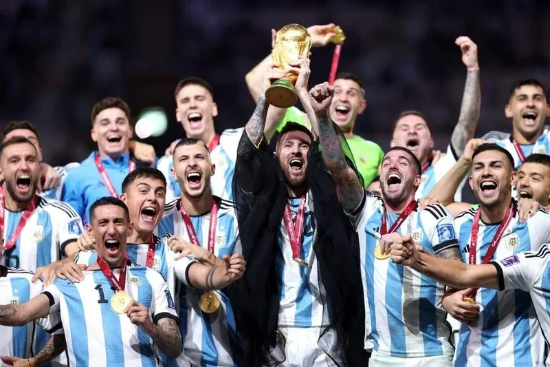 Lionel Messi ăn mừng cùng đội tuyển Argentina tại World Cup 2022.