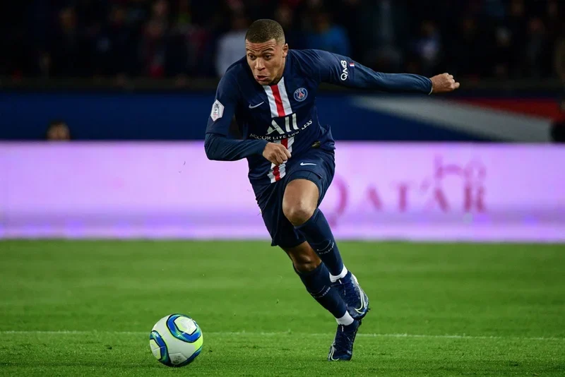 Mbappe thể hiện tốc độ trong một trận đấu tại Ligue 1.