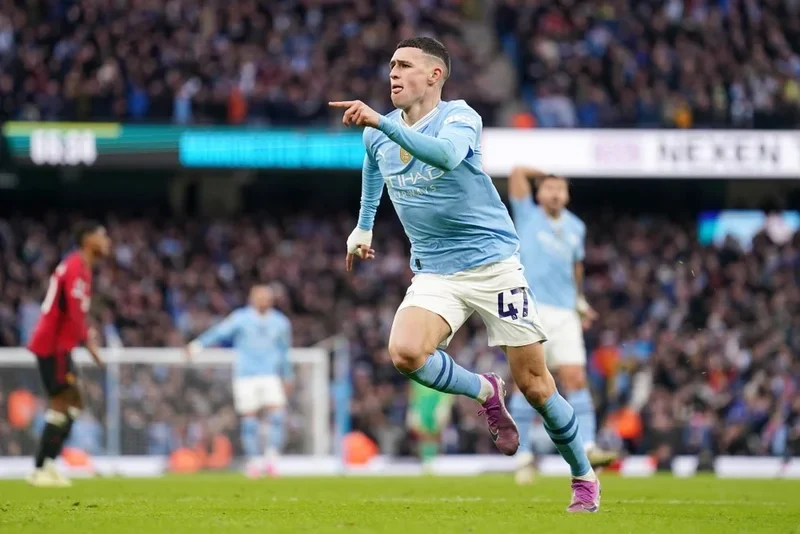 Phil Foden thi đấu trong một trận đấu tại Premier League.