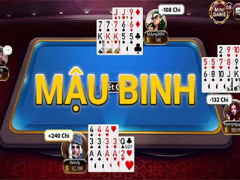 Một bàn chơi Mậu binh Poker với các quân bài được chia ngẫu nhiên.